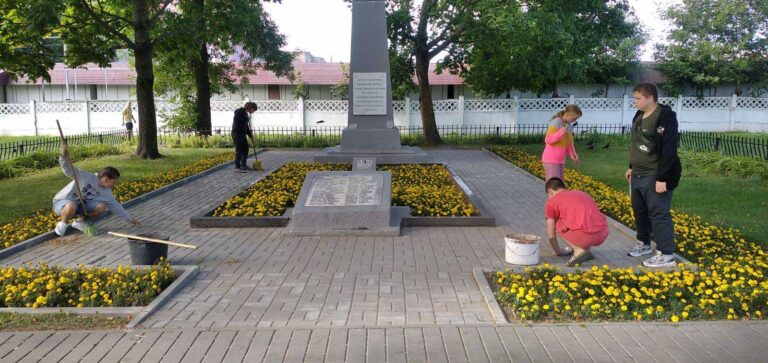 Волонтеры облагородили территорию памятника и прилегающую территорию